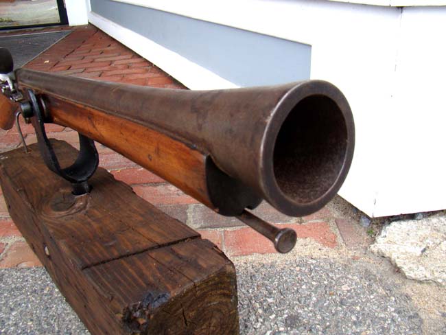 A late 18th or early 19th century steel barreled flintlock blunderbuss with swivel mount — image 4